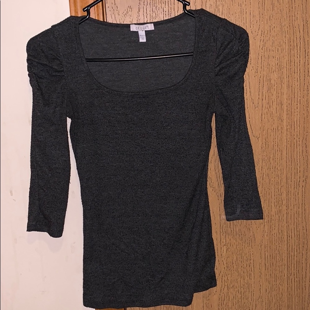 Basic tees with puff sleeves